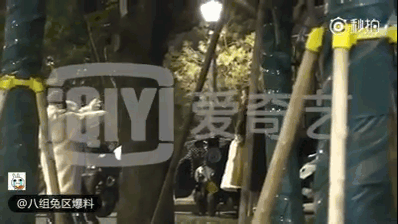 Lý Tiểu Lộ xuất hiện lẻ bóng cùng con gái