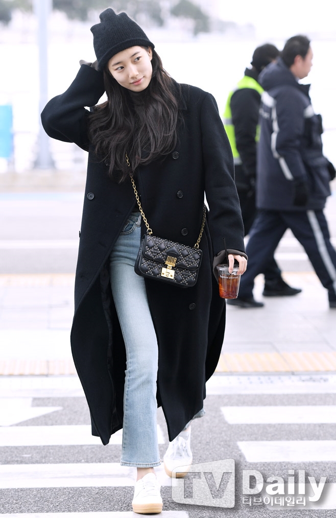 Suzy gây 'bão' khi xuất hiện mặt mộc 100% tại sân bay