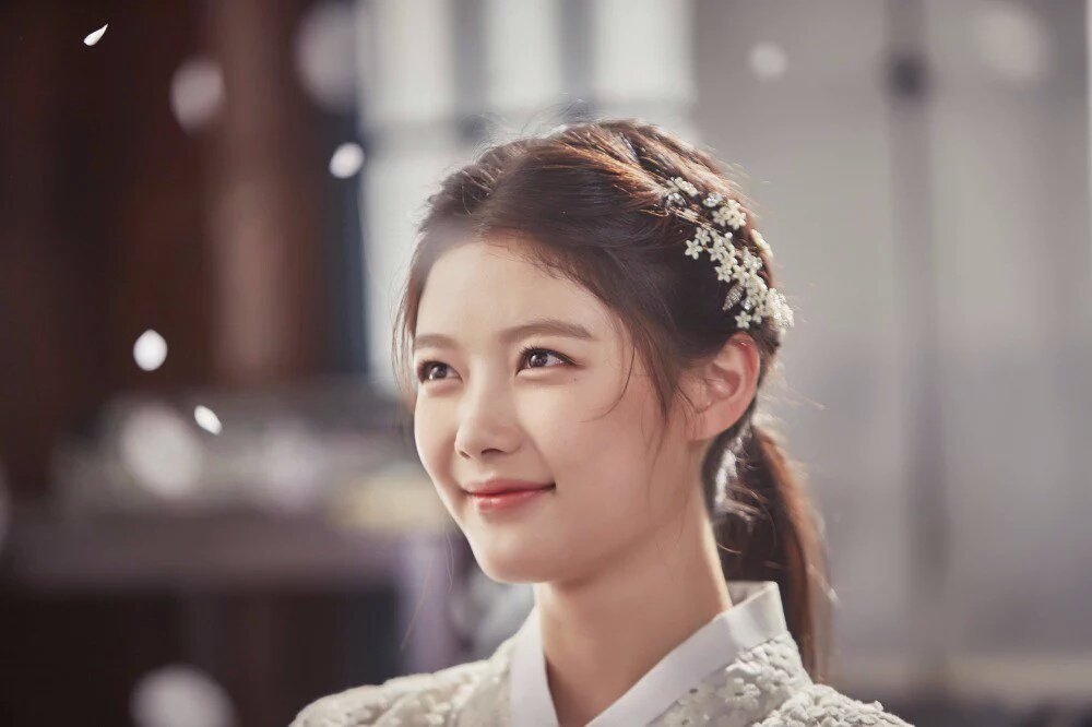 Sửng sốt trước nhan sắc xinh đẹp, quyến rũ của Kim Yoo Jung