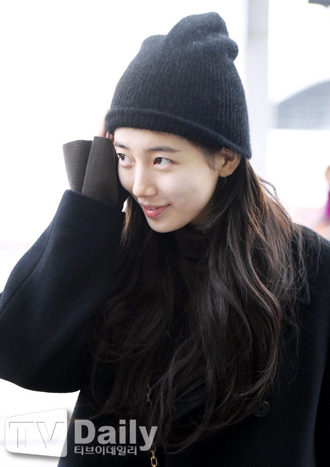 Suzy gây 'bão' khi xuất hiện mặt mộc 100% tại sân bay