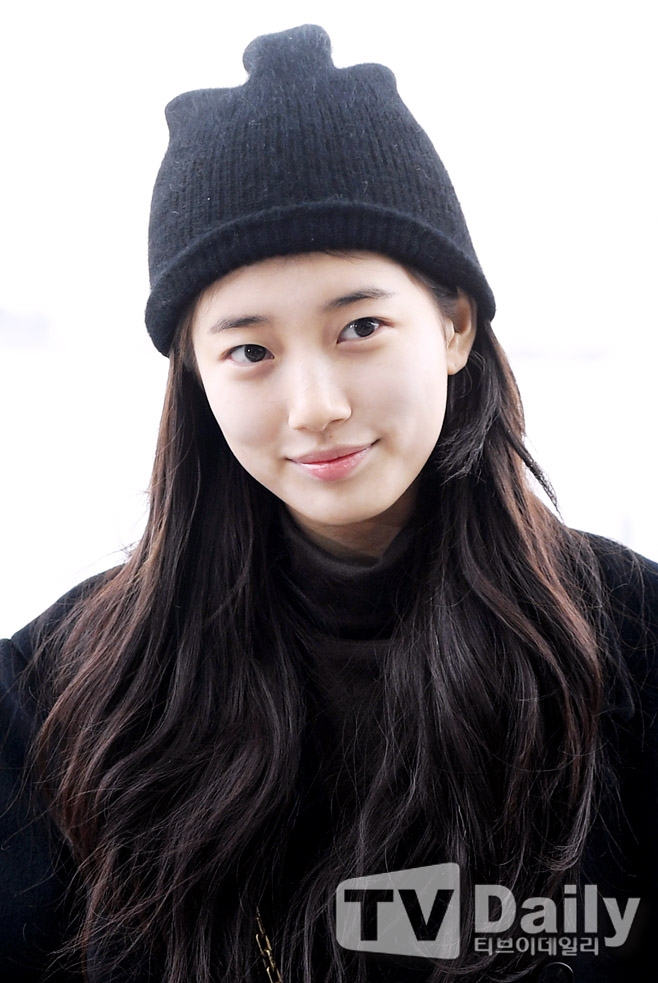 Suzy gây 'bão' khi xuất hiện mặt mộc 100% tại sân bay