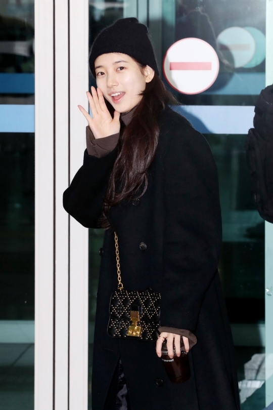 Suzy gây 'bão' khi xuất hiện mặt mộc 100% tại sân bay