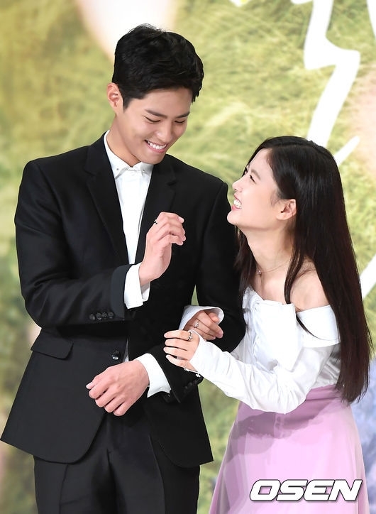 Sửng sốt trước nhan sắc xinh đẹp, quyến rũ của Kim Yoo Jung