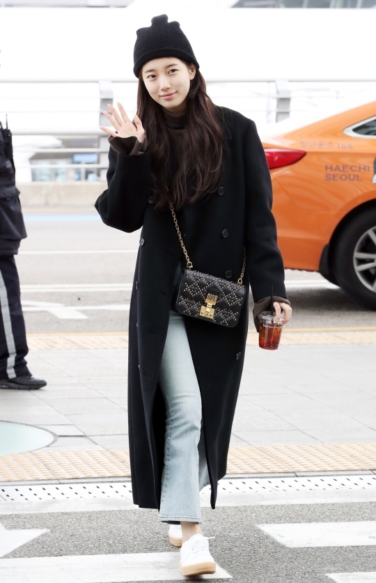 Suzy gây 'bão' khi xuất hiện mặt mộc 100% tại sân bay