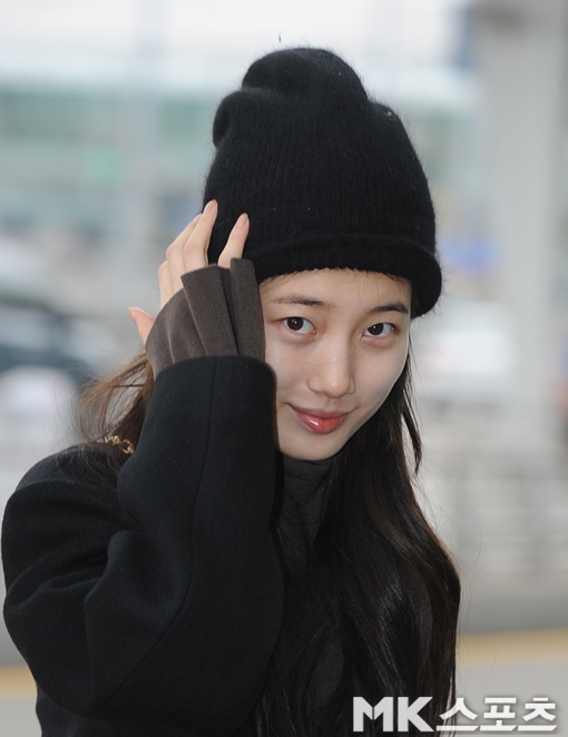 Suzy gây 'bão' khi xuất hiện mặt mộc 100% tại sân bay