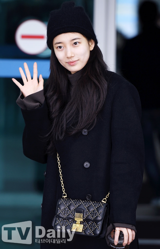 Suzy gây 'bão' khi xuất hiện mặt mộc 100% tại sân bay