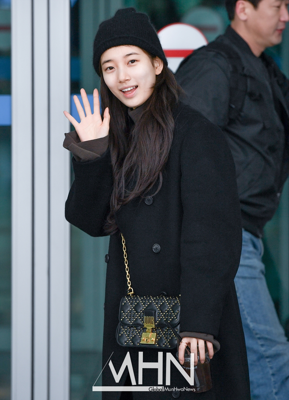 Suzy gây 'bão' khi xuất hiện mặt mộc 100% tại sân bay