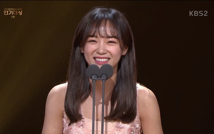 6 idol giành được giải thưởng tại các lễ trao giải phim cuối năm