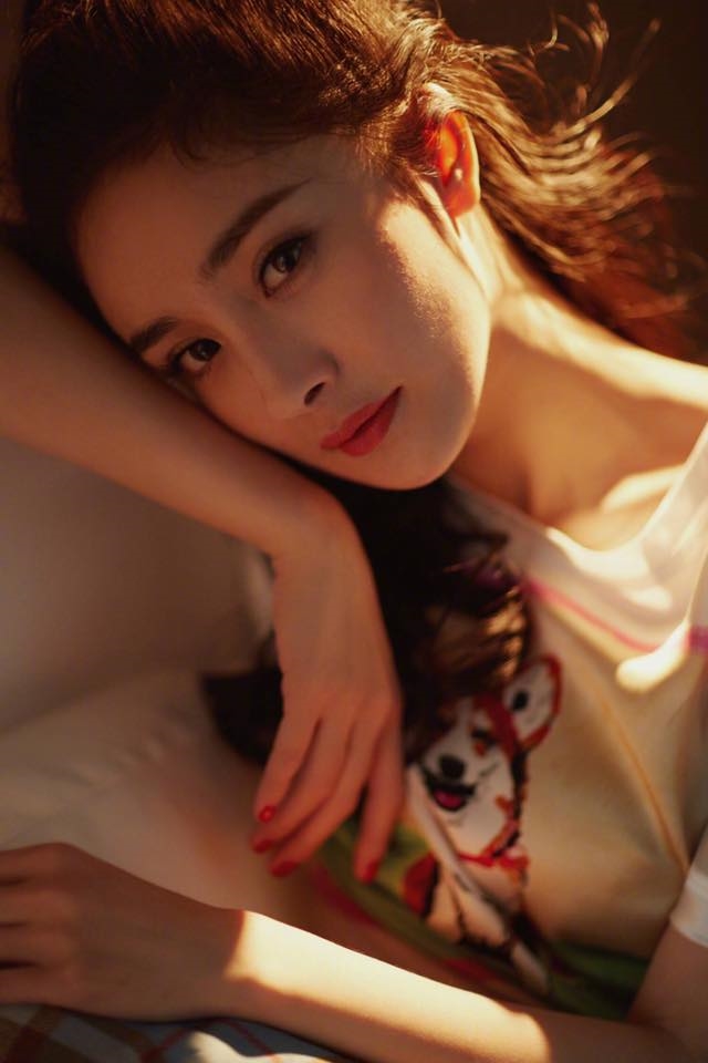 Dương Mịch cũng từng 'làm nền' cho đàn chị Triệu Vy nhiều năm về trước