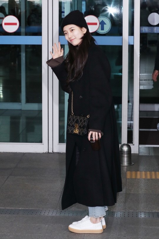 Suzy gây 'bão' khi xuất hiện mặt mộc 100% tại sân bay