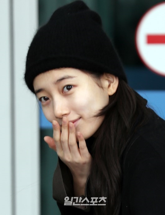 Suzy gây 'bão' khi xuất hiện mặt mộc 100% tại sân bay