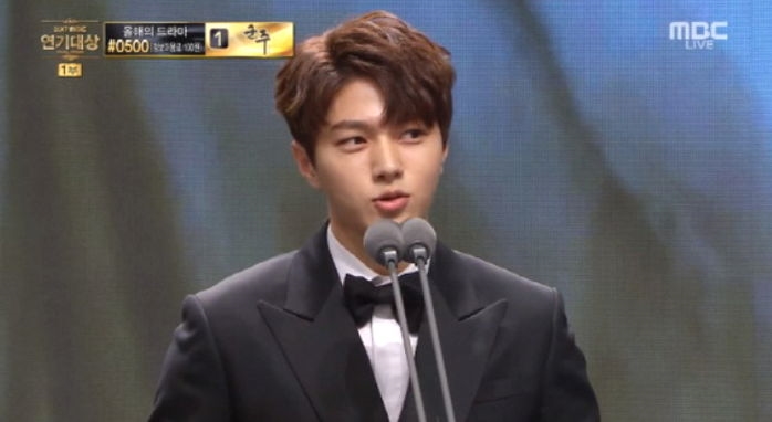 6 idol giành được giải thưởng tại các lễ trao giải phim cuối năm