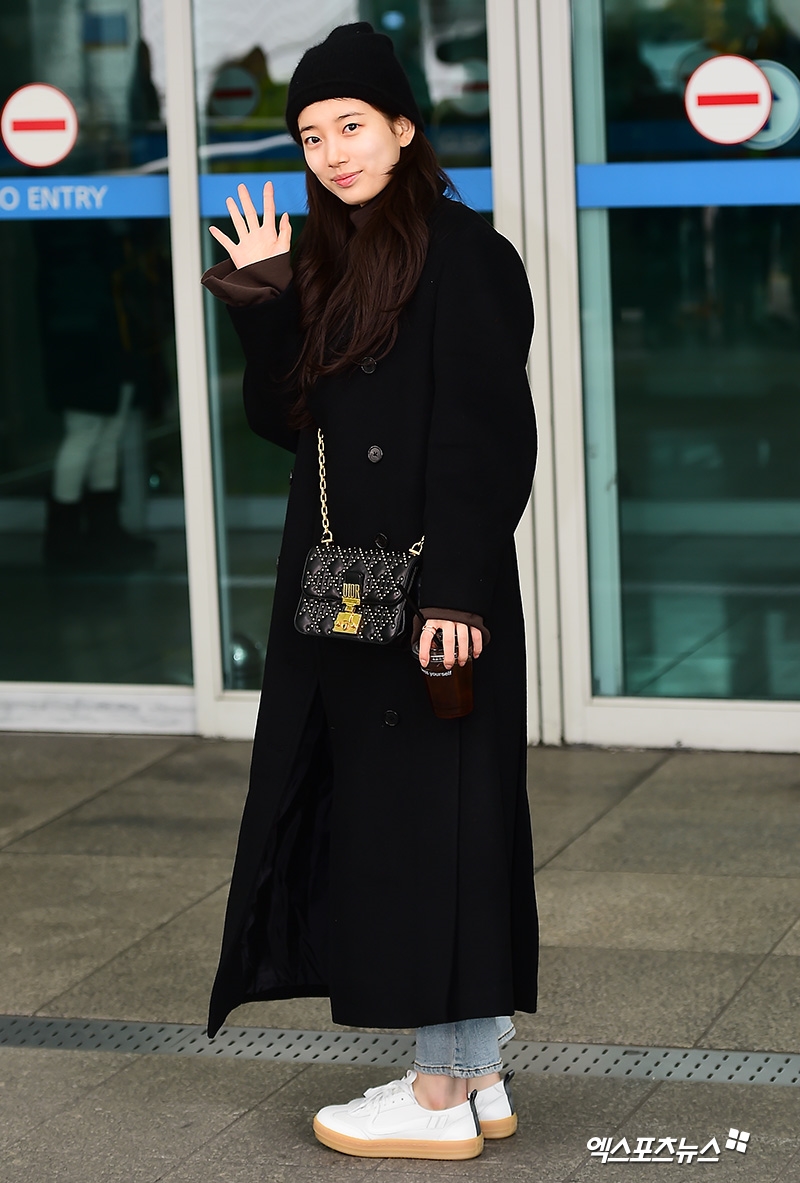 Suzy gây 'bão' khi xuất hiện mặt mộc 100% tại sân bay