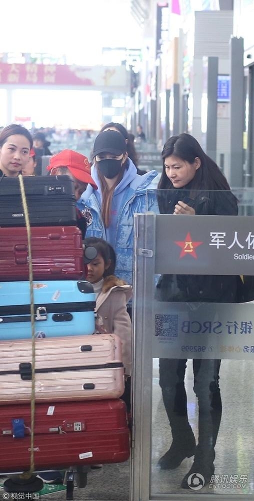 Lý Tiểu Lộ xuất hiện lẻ bóng cùng con gái