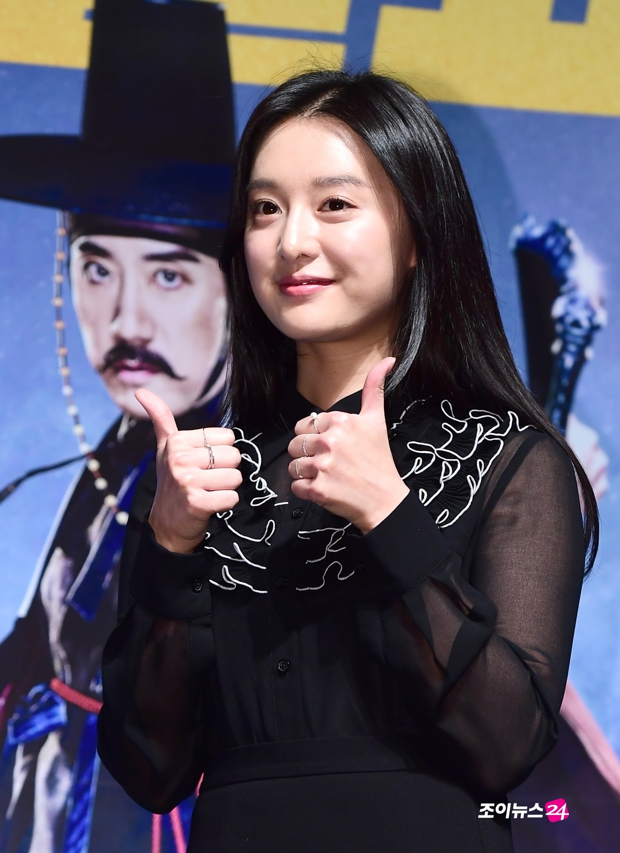 Kim Ji Won duyên dáng, xinh đẹp trong họp báo movie mới đầu năm