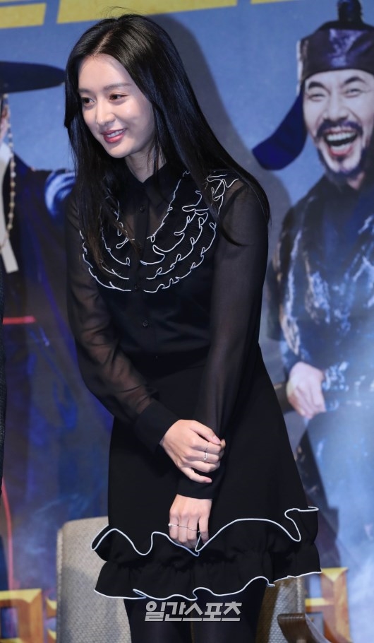 Họp báo movie mới cùng tiền bối, Kim Ji Won ăn mặc kín đáo nhưng cực duyên dáng với mái tóc đen