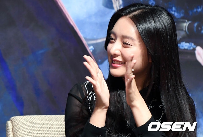 Kim Ji Won duyên dáng, xinh đẹp trong họp báo movie mới đầu năm