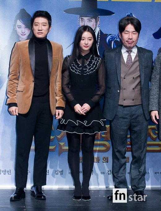 Kim Ji Won duyên dáng, xinh đẹp trong họp báo movie mới đầu năm