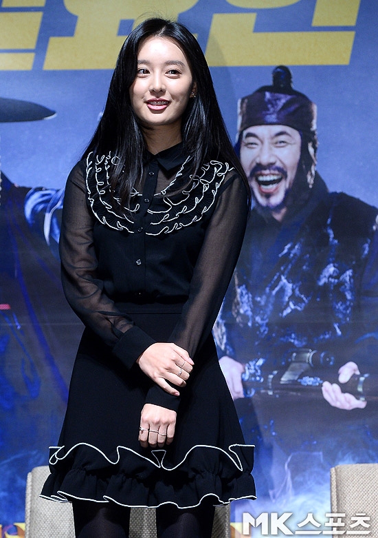 Kim Ji Won duyên dáng, xinh đẹp trong họp báo movie mới đầu năm