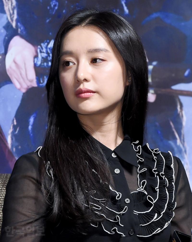 Kim Ji Won duyên dáng, xinh đẹp trong họp báo movie mới đầu năm