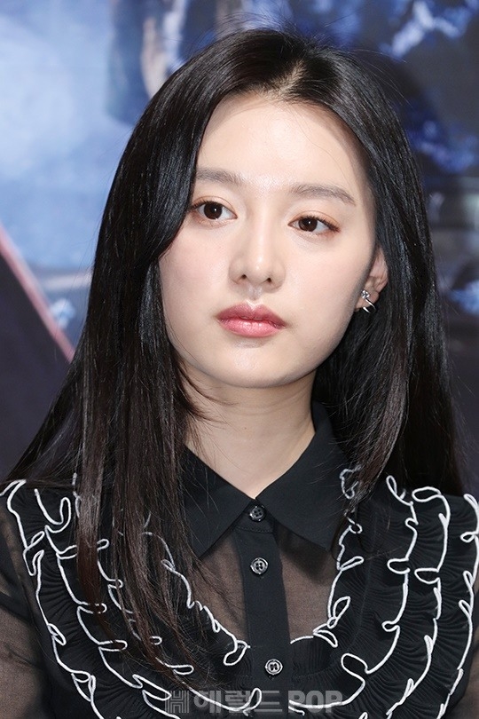 Kim Ji Won duyên dáng, xinh đẹp trong họp báo movie mới đầu năm