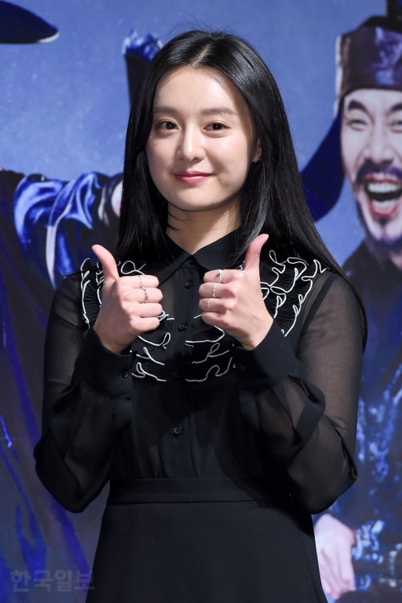 Kim Ji Won duyên dáng, xinh đẹp trong họp báo movie mới đầu năm