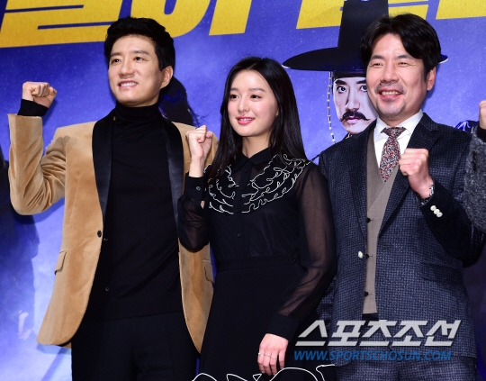 Kim Ji Won duyên dáng, xinh đẹp trong họp báo movie mới đầu năm