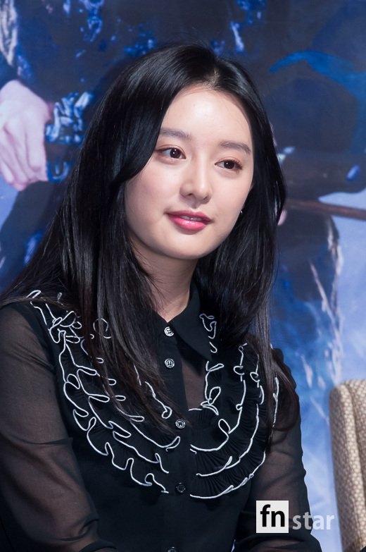 Kim Ji Won duyên dáng, xinh đẹp trong họp báo movie mới đầu năm