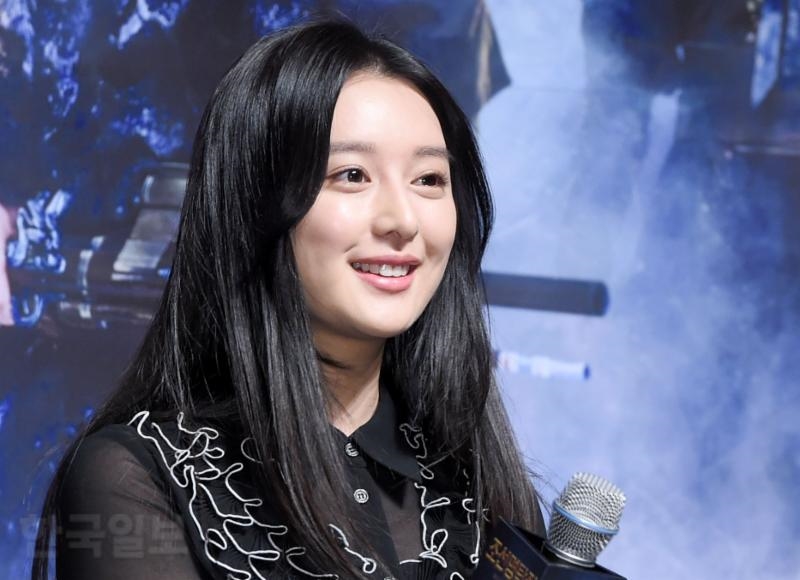 Kim Ji Won duyên dáng, xinh đẹp trong họp báo movie mới đầu năm