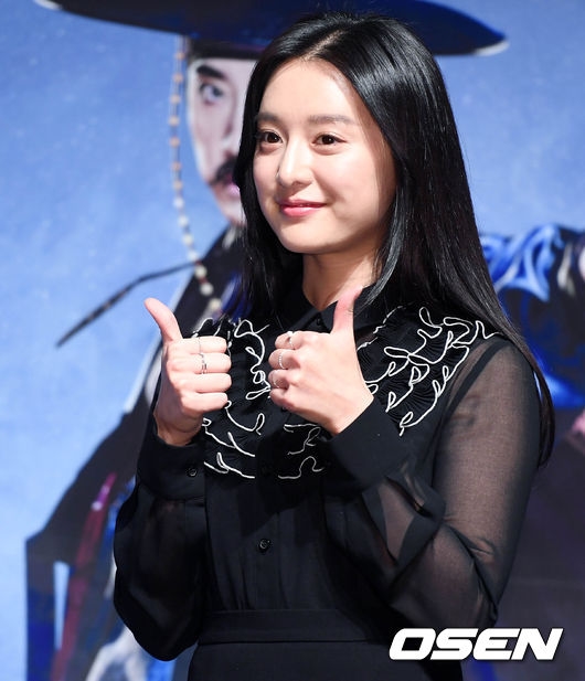 Kim Ji Won duyên dáng, xinh đẹp trong họp báo movie mới đầu năm