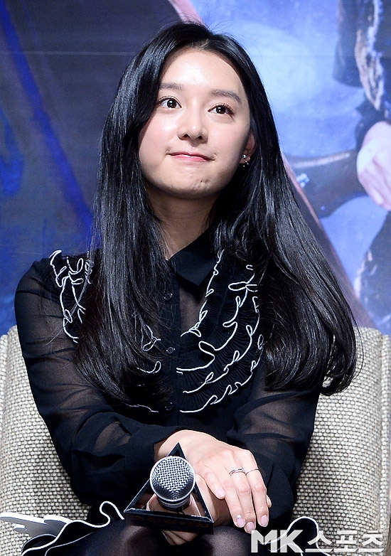 Kim Ji Won duyên dáng, xinh đẹp trong họp báo movie mới đầu năm