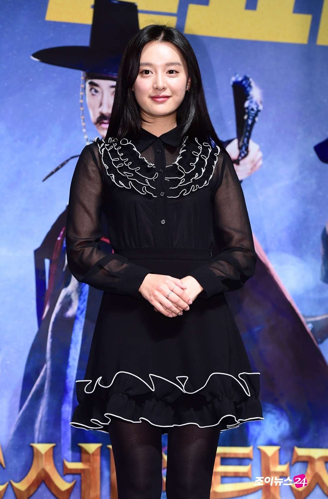 Kim Ji Won duyên dáng, xinh đẹp trong họp báo movie mới đầu năm