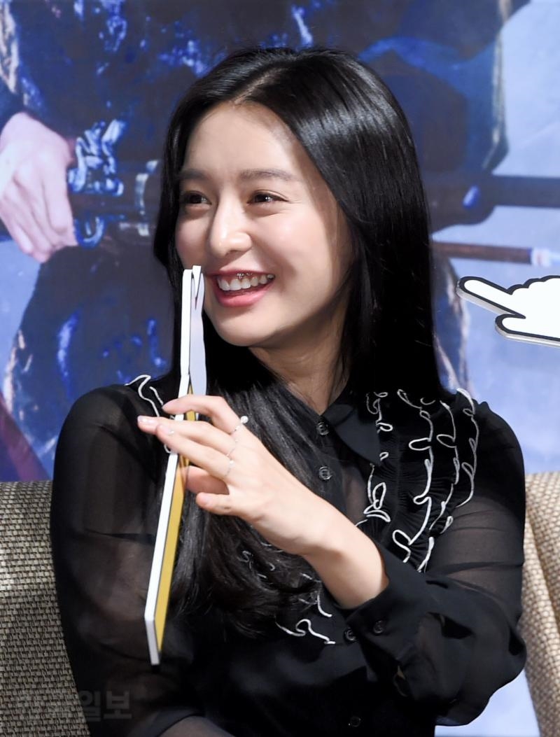 Kim Ji Won duyên dáng, xinh đẹp trong họp báo movie mới đầu năm