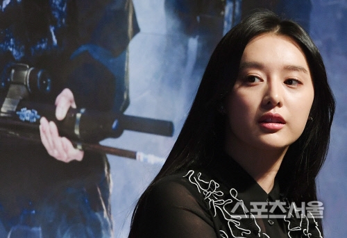 Kim Ji Won duyên dáng, xinh đẹp trong họp báo movie mới đầu năm