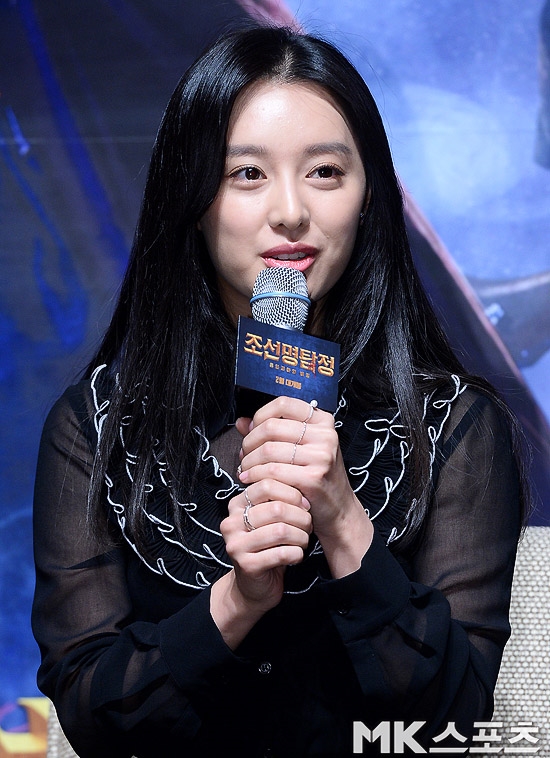 Kim Ji Won duyên dáng, xinh đẹp trong họp báo movie mới đầu năm