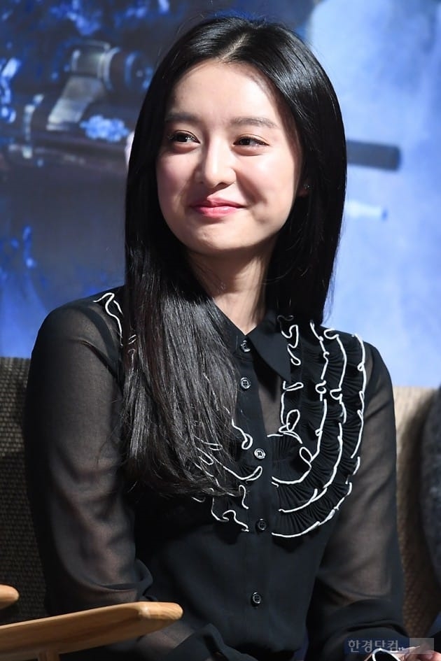 Kim Ji Won duyên dáng, xinh đẹp trong họp báo movie mới đầu năm