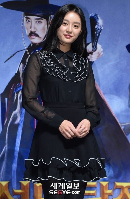 Kim Ji Won duyên dáng, xinh đẹp trong họp báo movie mới đầu năm