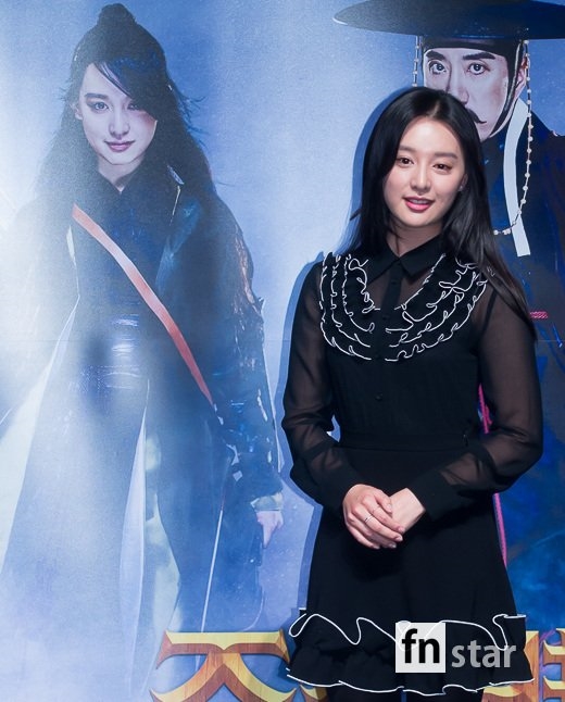 Kim Ji Won duyên dáng, xinh đẹp trong họp báo movie mới đầu năm