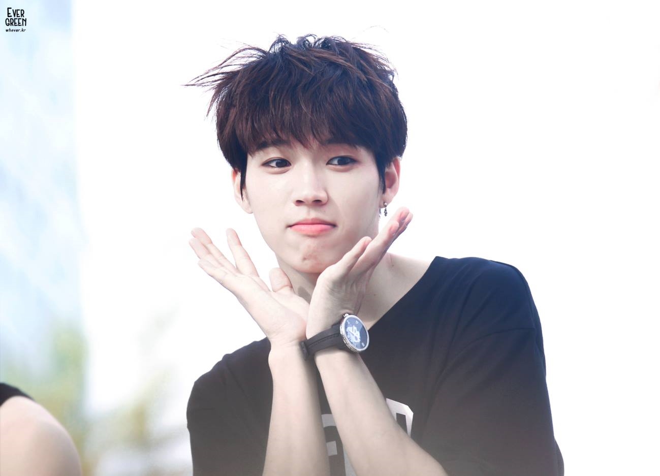 Nhận lời yêu thương từ fan, các nam thần Kpop đã đáp trả thế này đây