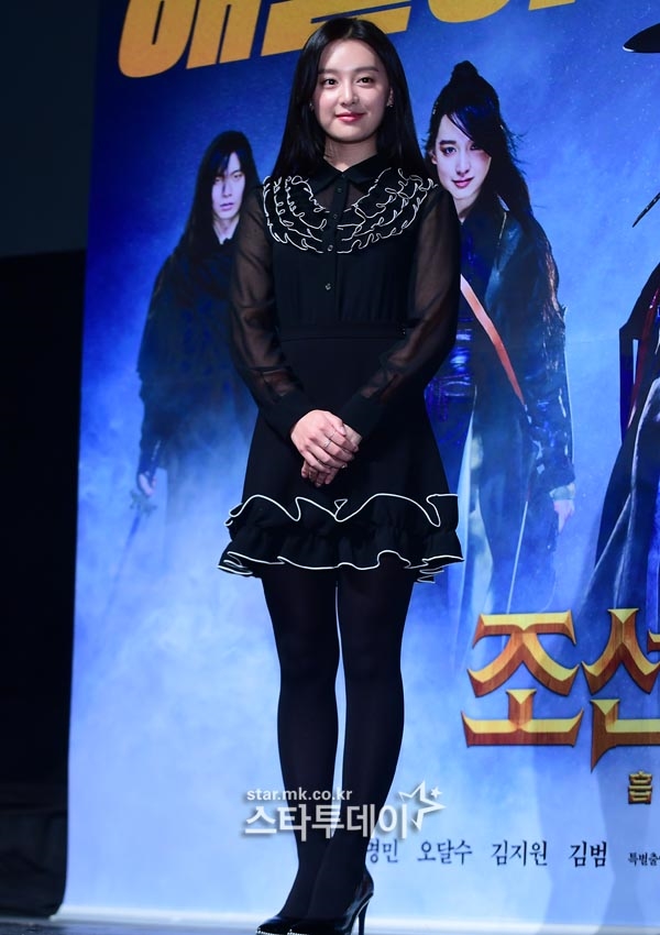 Kim Ji Won duyên dáng, xinh đẹp trong họp báo movie mới đầu năm