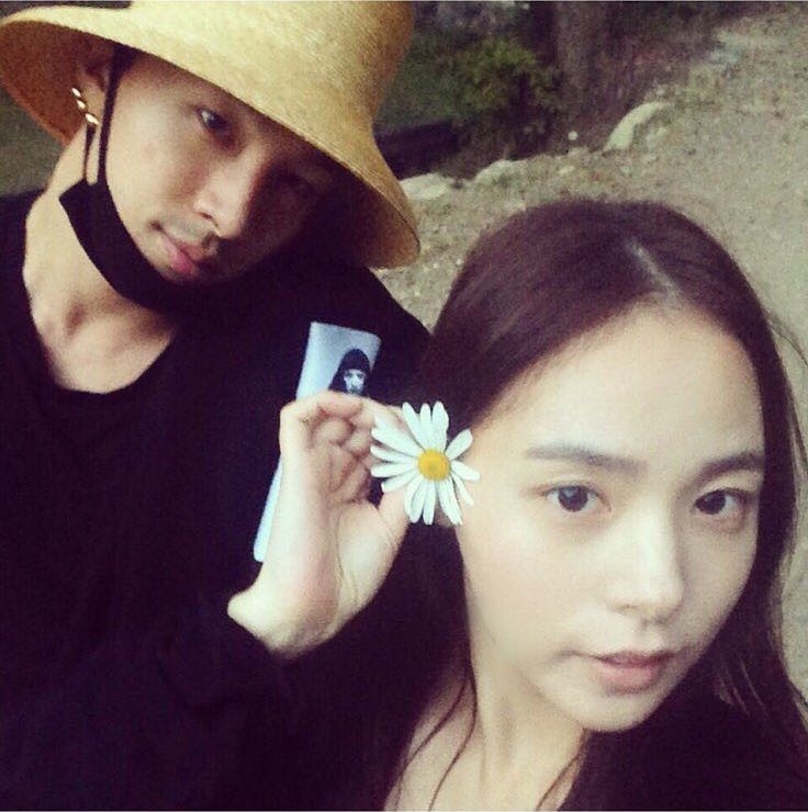 Vắng bóng Min Hyo Rin, Taeyang vẫn tươi rói lên đường đi chụp ảnh cưới