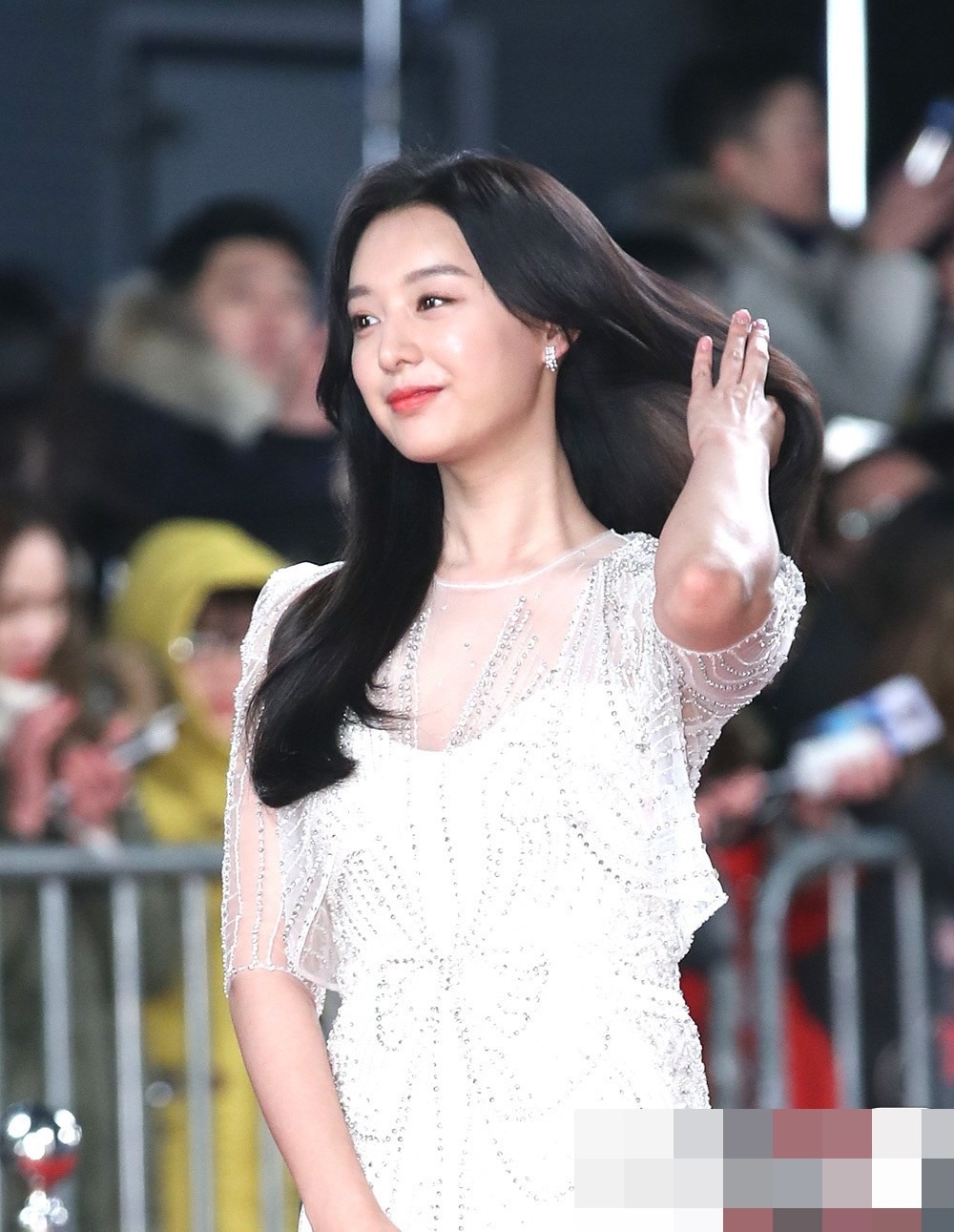 Nhan sắc đẹp vượt tiêu chuẩn “nữ thần” của Kim Ji Won