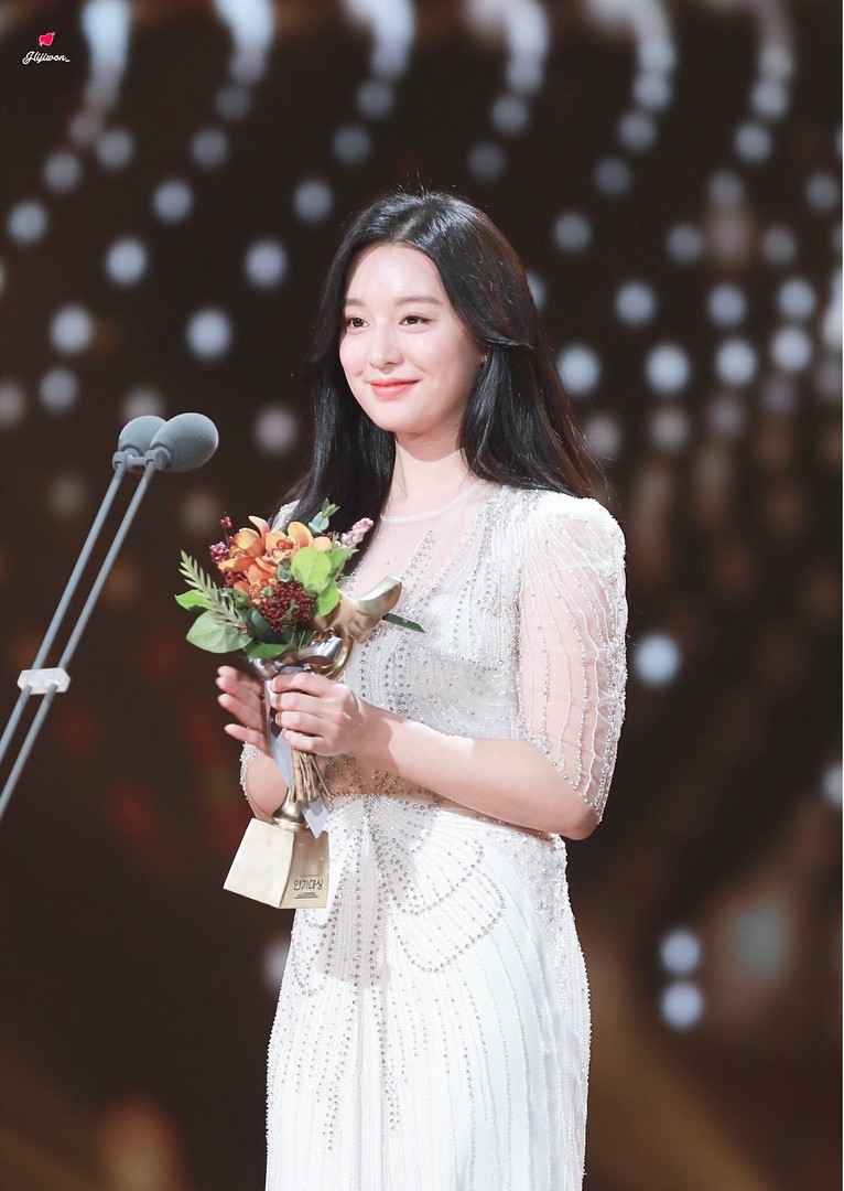 Nhan sắc đẹp vượt tiêu chuẩn “nữ thần” của Kim Ji Won