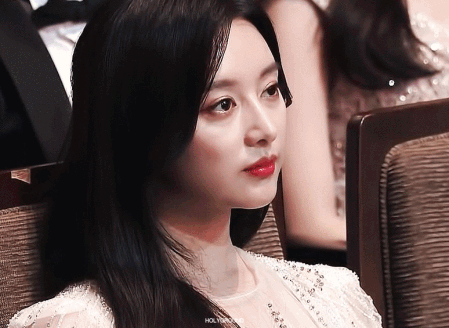 Nhan sắc đẹp vượt tiêu chuẩn “nữ thần” của Kim Ji Won