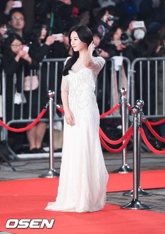 Nhan sắc đẹp vượt tiêu chuẩn “nữ thần” của Kim Ji Won