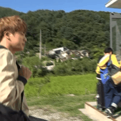 Những quản lí của idol Kpop có hành động thô lỗ với fan và idol