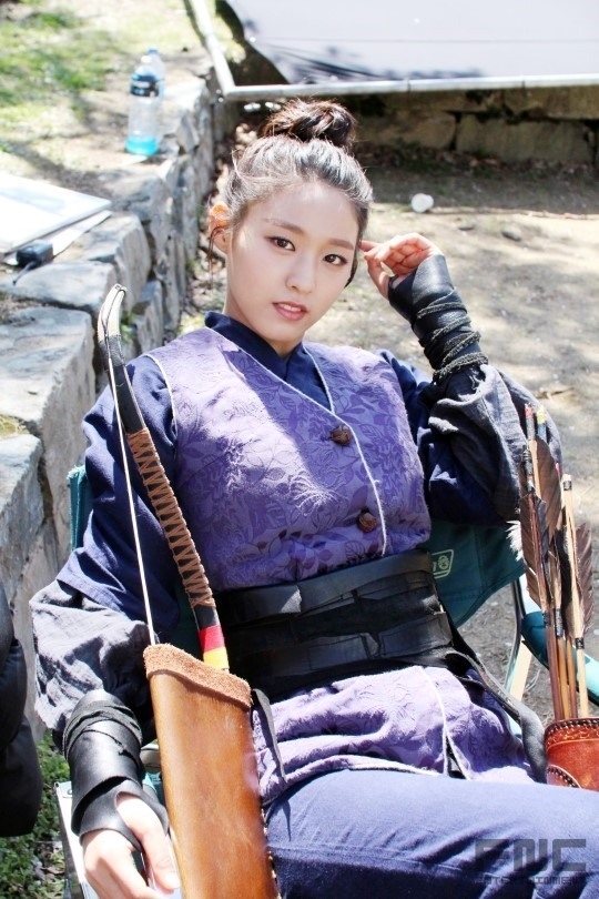 Kim Ji Won gây thất vọng với tạo hình cổ trang