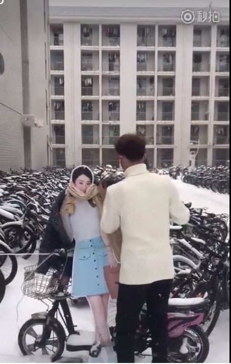 Fanboy có tâm khi mặc áo, choàng khăn cho standee Triệu Lệ Dĩnh