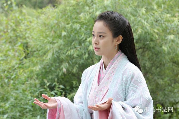 Song Hye Kyo và Kim Tae Hee: Ai sẽ là Tiểu Long Nữ phiên bản Hàn?