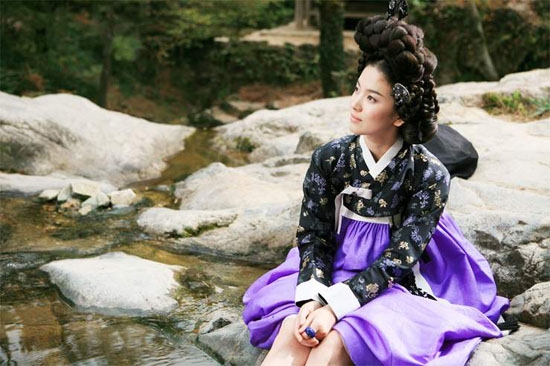 Song Hye Kyo và Kim Tae Hee: Ai sẽ là Tiểu Long Nữ phiên bản Hàn?